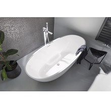 Modernes Badezimmer mit freistehender Badewanne, Armatur und Handtuchhalter