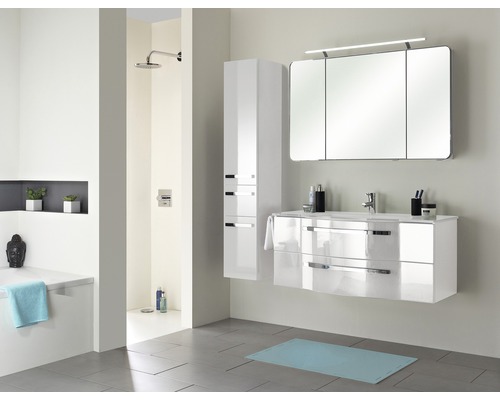 Modernes Badezimmer mit weißem Waschtisch, Spiegelschrank und Dusche