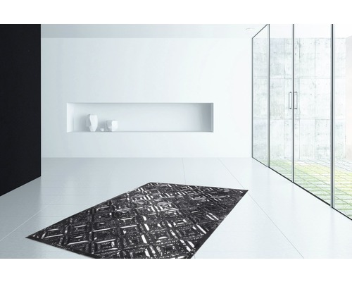 Modernes Interieur mit gemustertem Teppich in einem hellen Raum