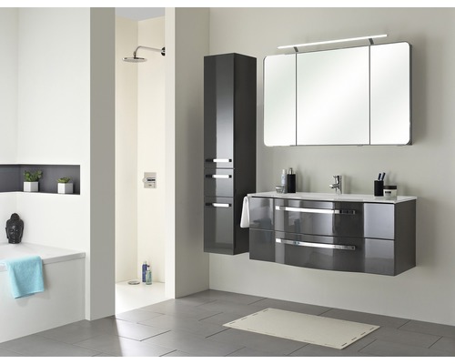 Modernes Badezimmer mit Waschtisch, Spiegelschrank und Hochschrank.