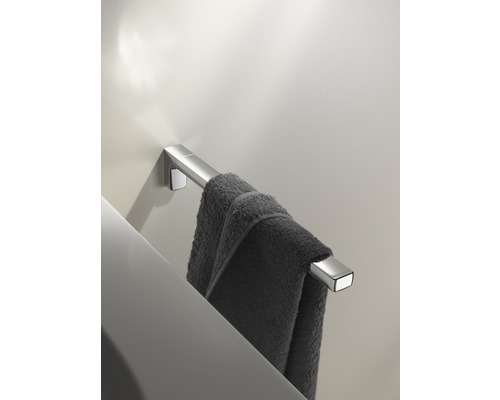 Porte-serviettes avec une serviette dessus