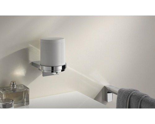 Badezimmer mit Zahnputzbecher, Handtuch und Handtuchhalter