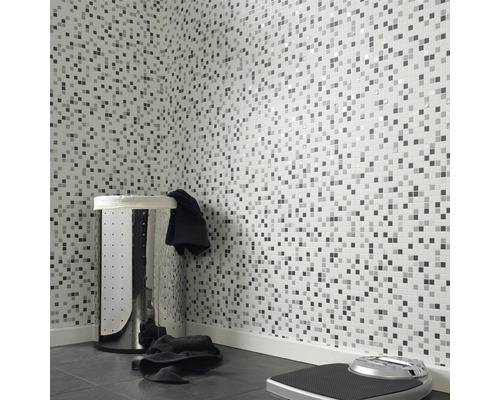 Badezimmer mit Mosaikfliesen, Wäschekorb und Waage