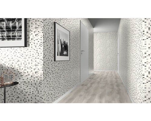 Flur mit Mosaikfliesen an den Wänden und passendem Bodenbelag.