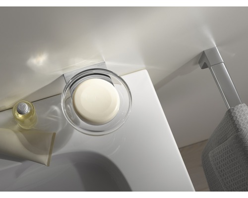 Seifenschale mit Seife und Handtuchhalter im Badezimmer