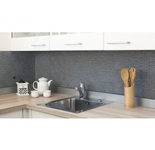 Scène de cuisine avec évier, robinet, moulin à café, vaisselle et ustensiles de cuisine sur fond de mosaïque