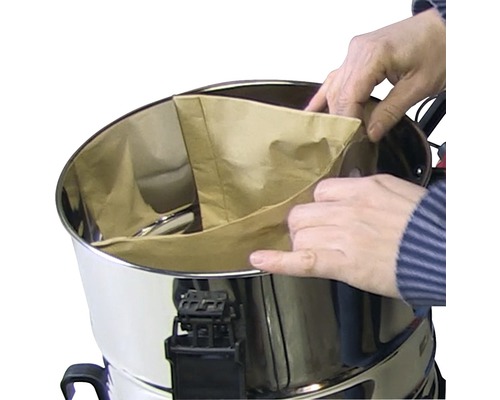 Einsetzen eines Papierstaubsaugerbeutels in einen Staubsauger