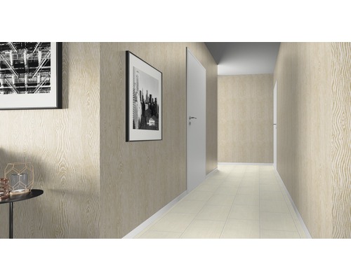 Flur mit Holzmuster-Tapete, weißer Tür und Bildern an der Wand