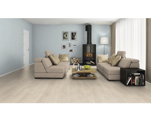 Helles Wohnzimmer mit Laminatboden, Sofa, Kamin und dekorativen Elementen.