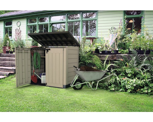 Gartenbox aus Kunststoff mit offenem Deckel und Gartengeräten auf Rasen