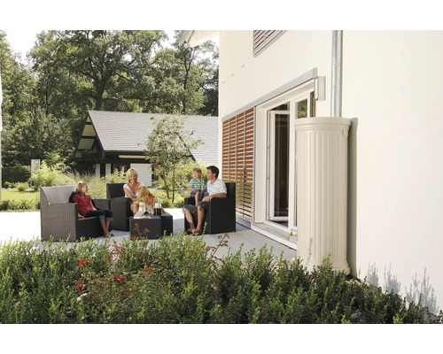 Famille se détend dans le jardin avec réservoir d''eau de pluie pour l''irrigation