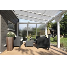 Überdachte Terrasse mit Sitzgruppe und Pflanzkübel