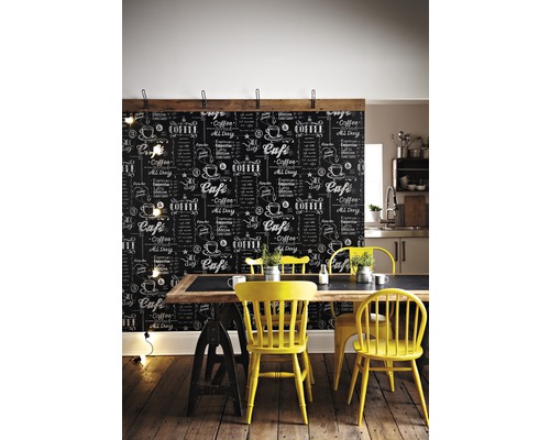 Raumansicht mit Tafel-Mustertapete, Esstisch und gelben Stühlen