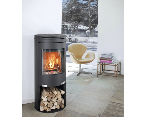 Kaminofen mit Holzscheiten im Wohnzimmer.