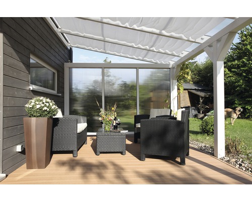 Terrasse mit Markise, Sitzgruppe und Pflanzkübel