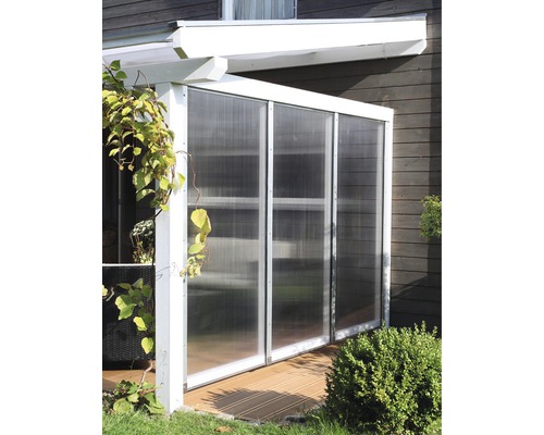 Terrassenüberdachung mit transparenten Wänden und Holzboden