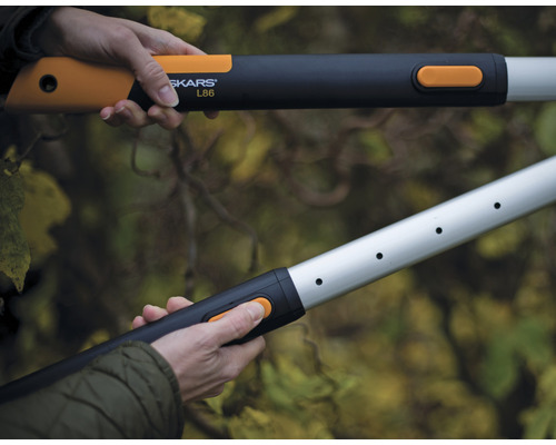 Gros plan d''un ébrancheur télescopique Fiskars avec manche en aluminium