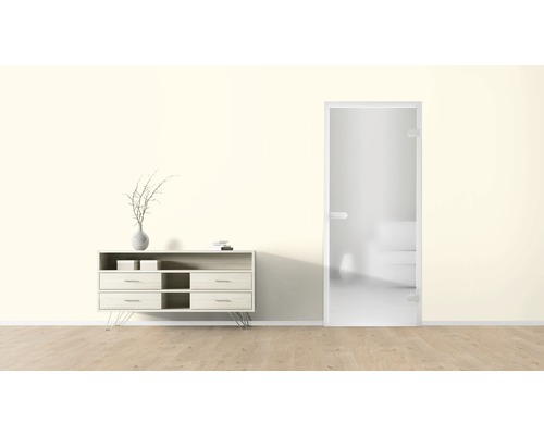 Szene mit einer Kommode, einer Dekoration und einer Glastür in einem hellen Raum.