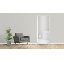 Modernes Wohnzimmer mit Glastür, Sessel und Zimmerpflanze