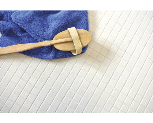 Eine Bürste, ein Handtuch und Fliesen auf einer Oberfläche.