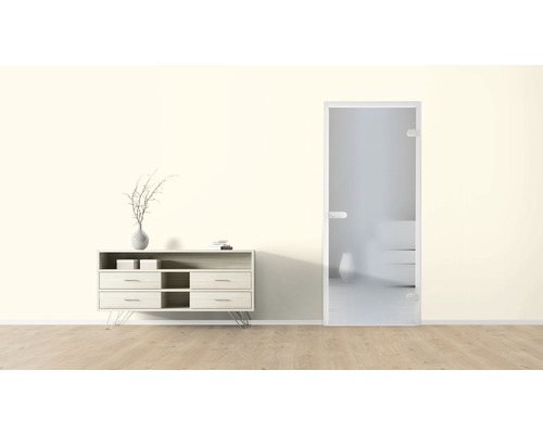 Modernes Interieur mit Kommode und Glastür