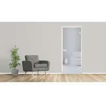 Helles Zimmer mit Sessel, Pflanze und einer Glastür mit satiniertem Glas