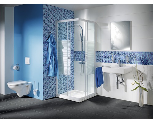 Salle de bains moderne avec douche, lavabo, miroir et toilettes