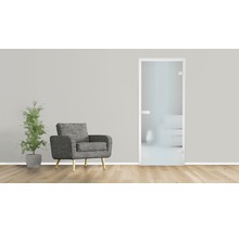 Szene mit einer Glastür, einem Sessel und einer Zimmerpflanze.