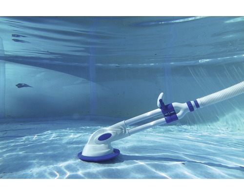 Poolreiniger unter Wasser im Schwimmbad