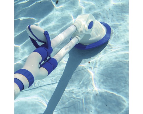 Poolsauger im Wasser