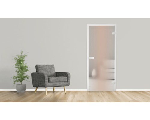 Salon avec fauteuil, plante d''intérieur et porte en verre