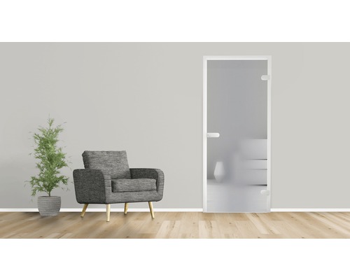 Scène avec une porte intérieure en verre, un fauteuil et une plante pour une ambiance lumineuse et moderne.