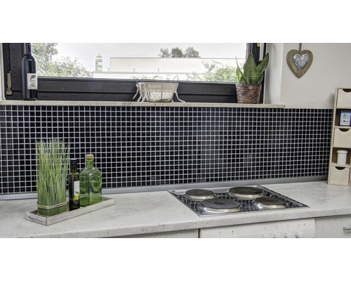 Scène de cuisine avec des carreaux de mosaïque, une cuisinière et une décoration