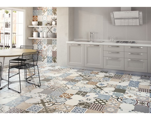 Küche mit Patchwork-Fliesenboden und Küchenzeile