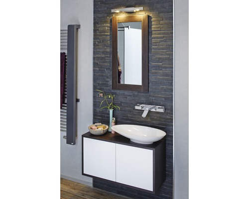 Badezimmer mit Waschtisch, Spiegel und Handtuchwärmer