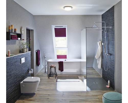 Helles Badezimmer mit Badewanne, Dusche, Toilette und Fenster