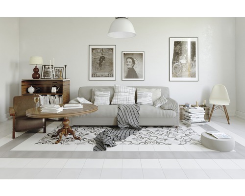 Salon avec canapé, fauteuil, table et tapis décoratif sur sol clair