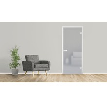 Raumszene mit Glastür, Sessel und Topfpflanze