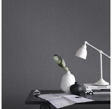 Graue Tapete im Arbeitszimmer mit Tischlampe