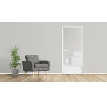 Zimmer mit Glastür, Sessel und Topfpflanze.