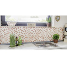 Scène de cuisine avec des carreaux de mosaïque, décoration et plaque de cuisson.