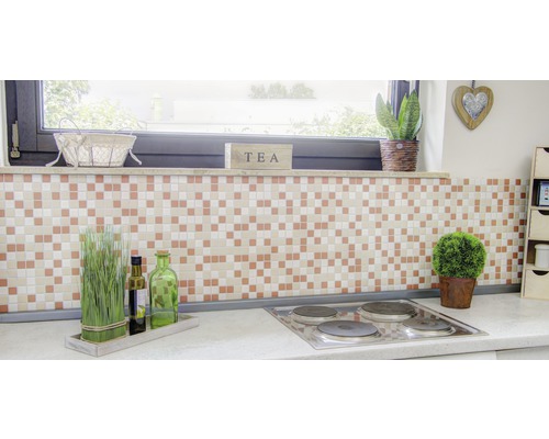 Scène de cuisine avec des carreaux de mosaïque, décoration et plaque de cuisson.