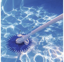 Nettoyeur de piscine avec tuyau dans la piscine