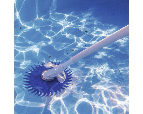 Nettoyeur de piscine avec tuyau dans la piscine