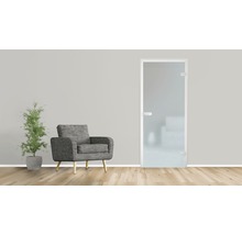 Helle Inneneinrichtung mit Glastür, Sessel und Pflanze
