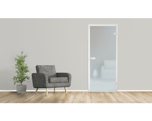 Helle Inneneinrichtung mit Glastür, Sessel und Pflanze