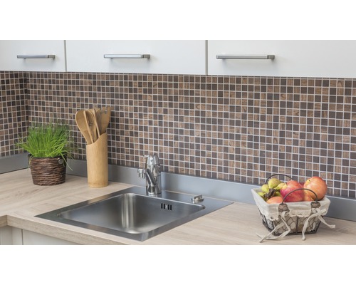 Küchenspüle mit Armatur, Dekoration und Mosaikfliesen