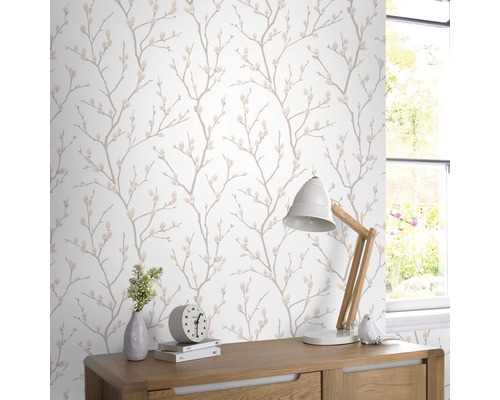 Pièce lumineuse avec papier peint à motifs, commode en bois et lampe de table