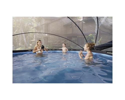 Familie mit Poolüberdachung verbringt Zeit im Pool