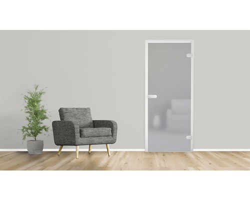 Einrichtungsszene mit Glastür, Sessel und Topfpflanze